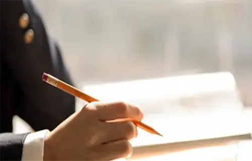 공부하는 손 이미지